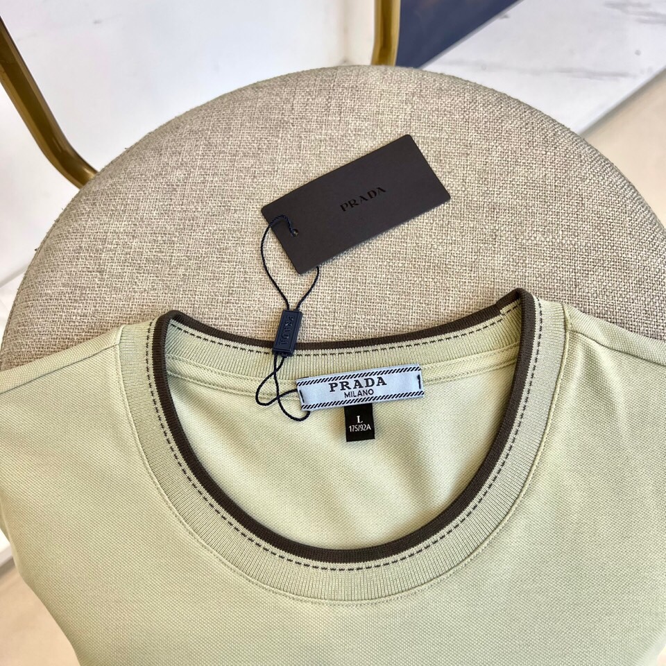 普拉达、2025春夏男士新款圆领短袖T恤。进口定织面料100%纯棉、面料手感丝滑柔软，透气亲肤性极佳，着