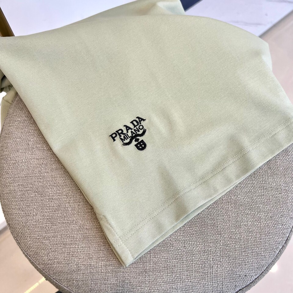 普拉达、2025春夏男士新款圆领短袖T恤。进口定织面料100%纯棉、面料手感丝滑柔软，透气亲肤性极佳，着