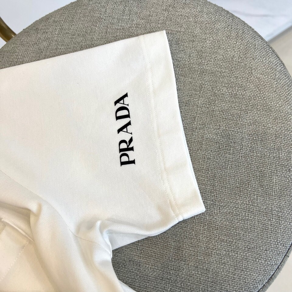 普拉达、2025春夏男士新款圆领短袖T恤。进口定织面料100%纯棉、面料手感丝滑柔软，透气亲肤性极佳，着