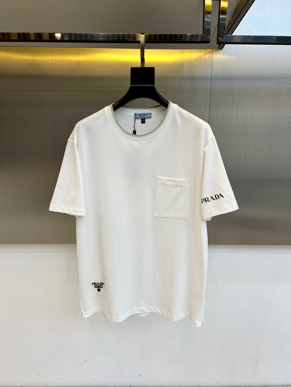 普拉达、2025春夏男士新款圆领短袖T恤。进口定织面料100%纯棉、面料手感丝滑柔软，透气亲肤性极佳，着
