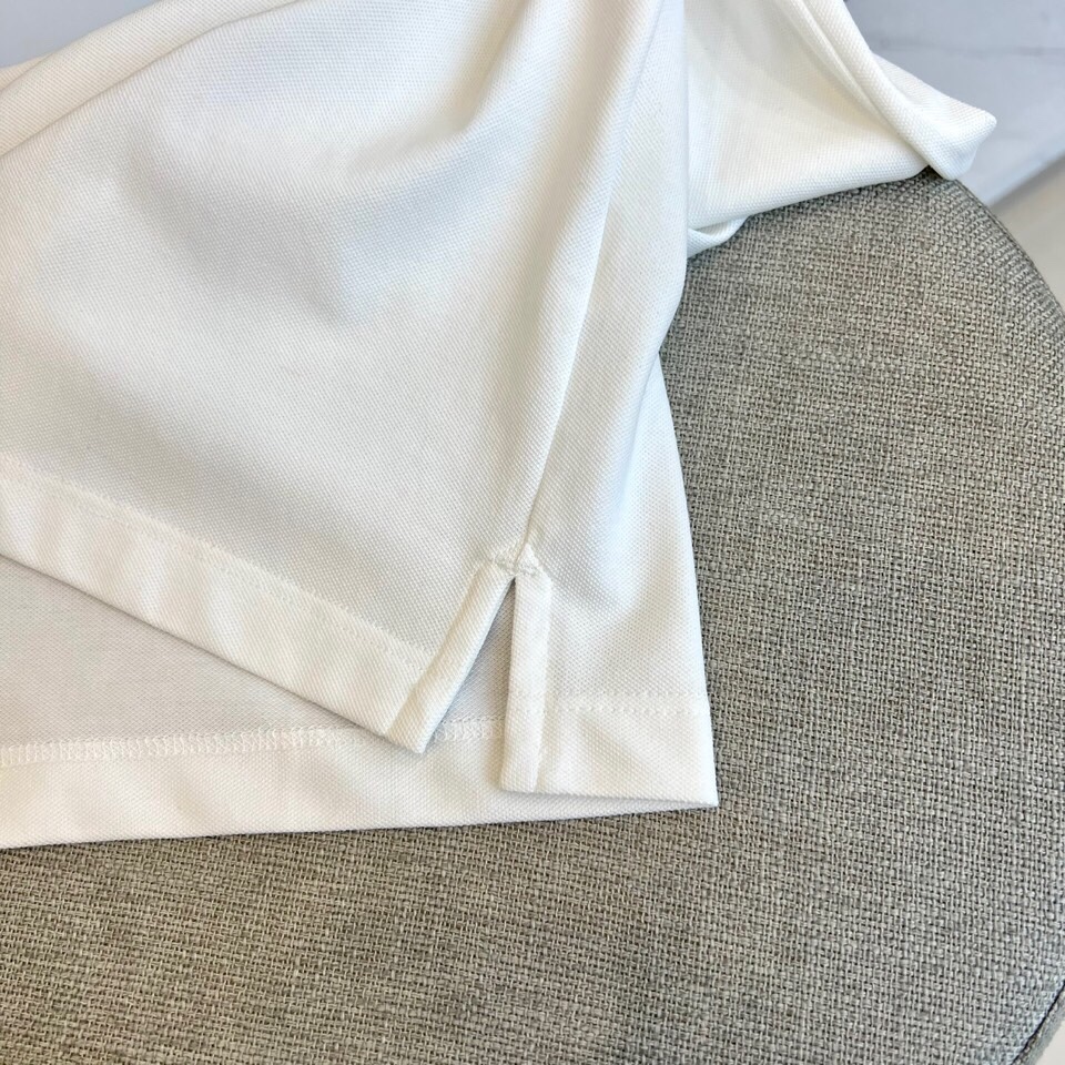 普拉达、2025春夏男士新款圆领短袖T恤。进口定织面料100%纯棉、面料手感丝滑柔软，透气亲肤性极佳，着