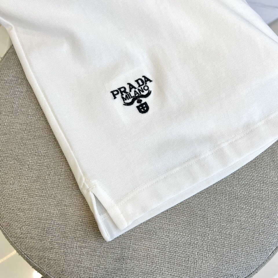 普拉达、2025春夏男士新款圆领短袖T恤。进口定织面料100%纯棉、面料手感丝滑柔软，透气亲肤性极佳，着