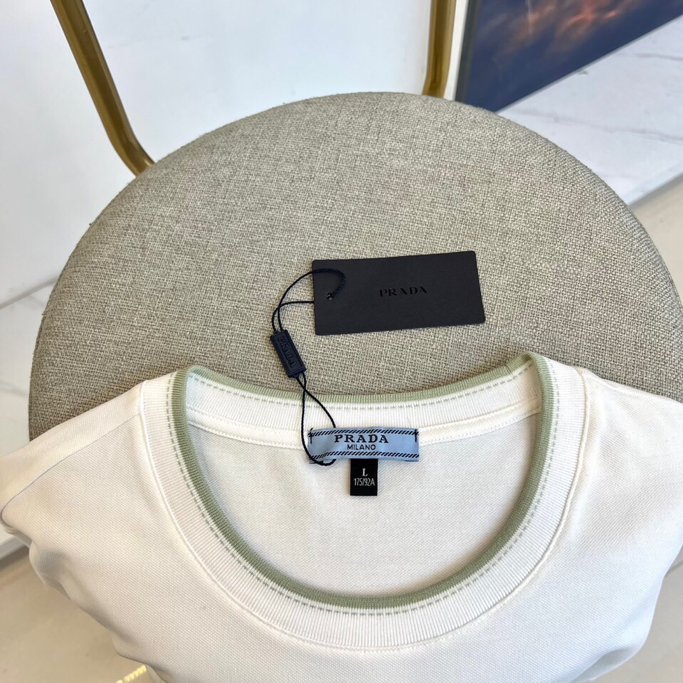 普拉达、2025春夏男士新款圆领短袖T恤。进口定织面料100%纯棉、面料手感丝滑柔软，透气亲肤性极佳，着