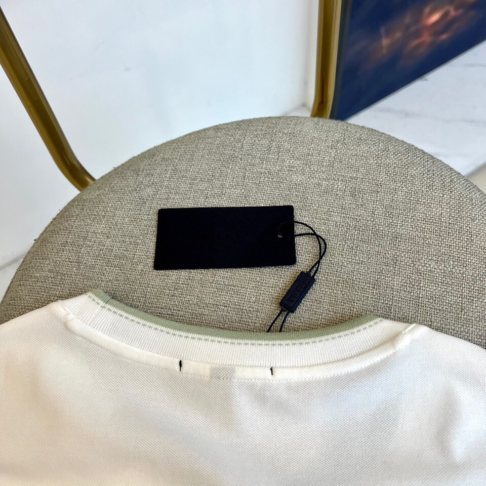 普拉达、2025春夏男士新款圆领短袖T恤。进口定织面料100%纯棉、面料手感丝滑柔软，透气亲肤性极佳，着