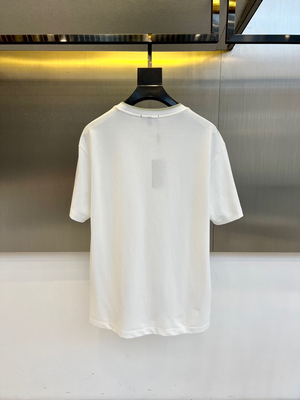 普拉达、2025春夏男士新款圆领短袖T恤。进口定织面料100%纯棉、面料手感丝滑柔软，透气亲肤性极佳，着