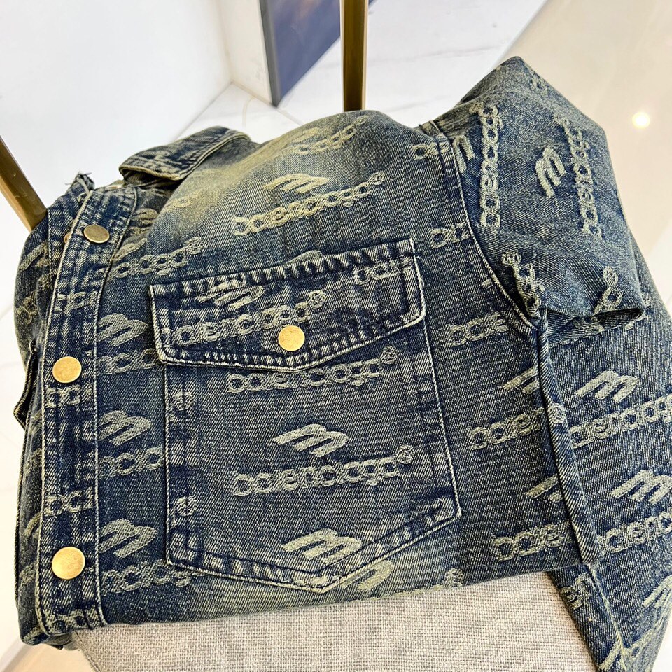 巴黎世家、2025早秋新品男装牛仔外套，进口yb面料，质感挺阔，手感顺滑，采用顺滑质感构筑雅致运动廓形，