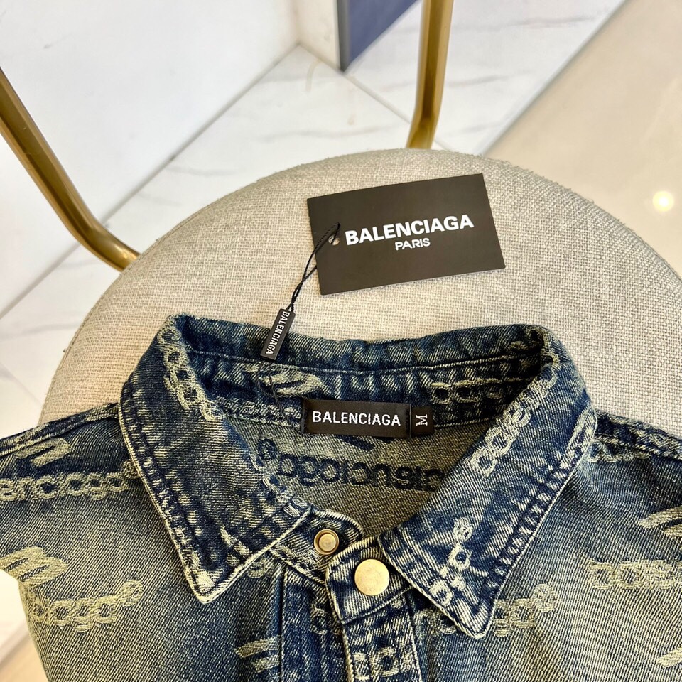 巴黎世家、2025早秋新品男装牛仔外套，进口yb面料，质感挺阔，手感顺滑，采用顺滑质感构筑雅致运动廓形，