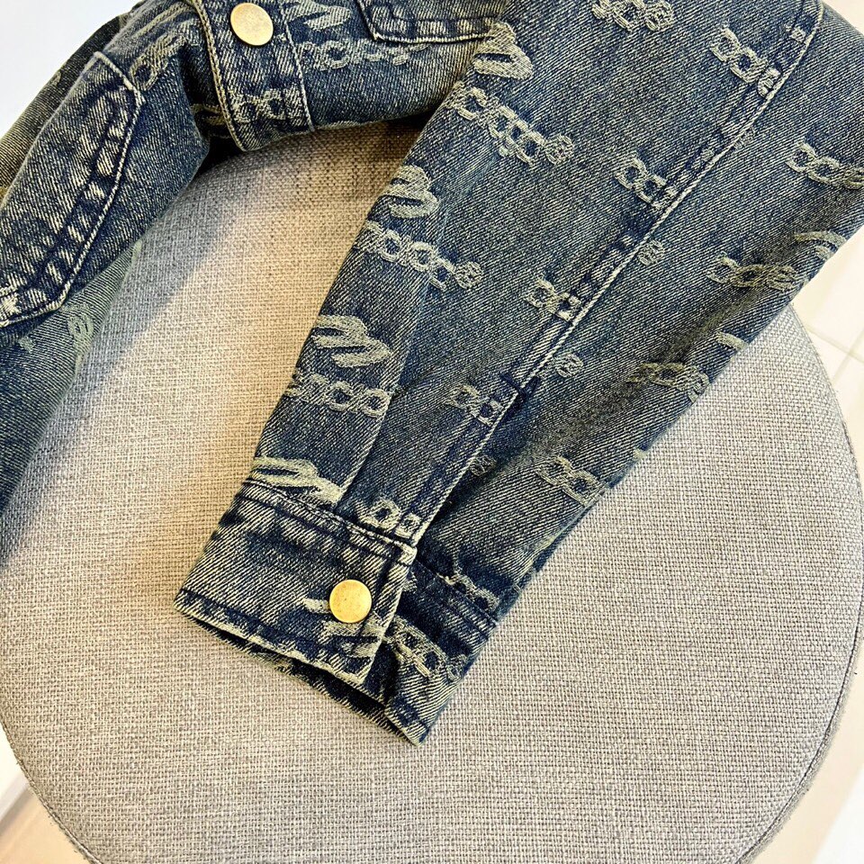 巴黎世家、2025早秋新品男装牛仔外套，进口yb面料，质感挺阔，手感顺滑，采用顺滑质感构筑雅致运动廓形，