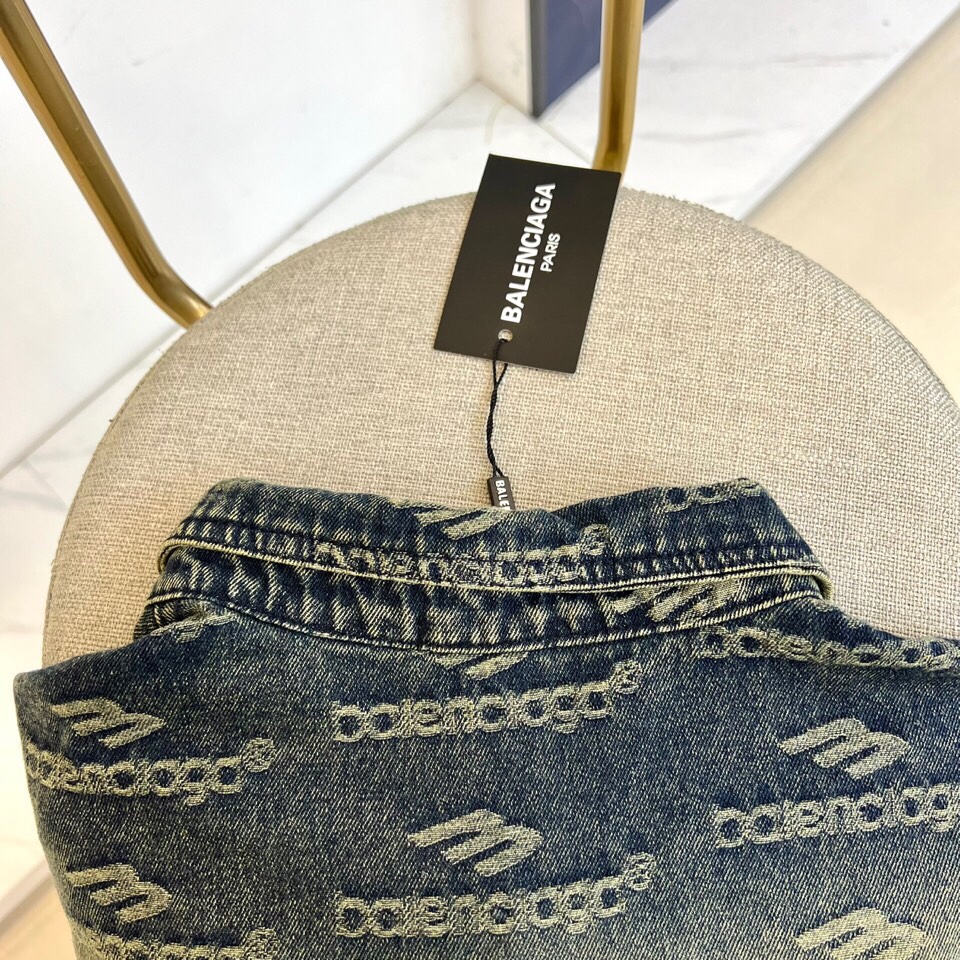 巴黎世家、2025早秋新品男装牛仔外套，进口yb面料，质感挺阔，手感顺滑，采用顺滑质感构筑雅致运动廓形，