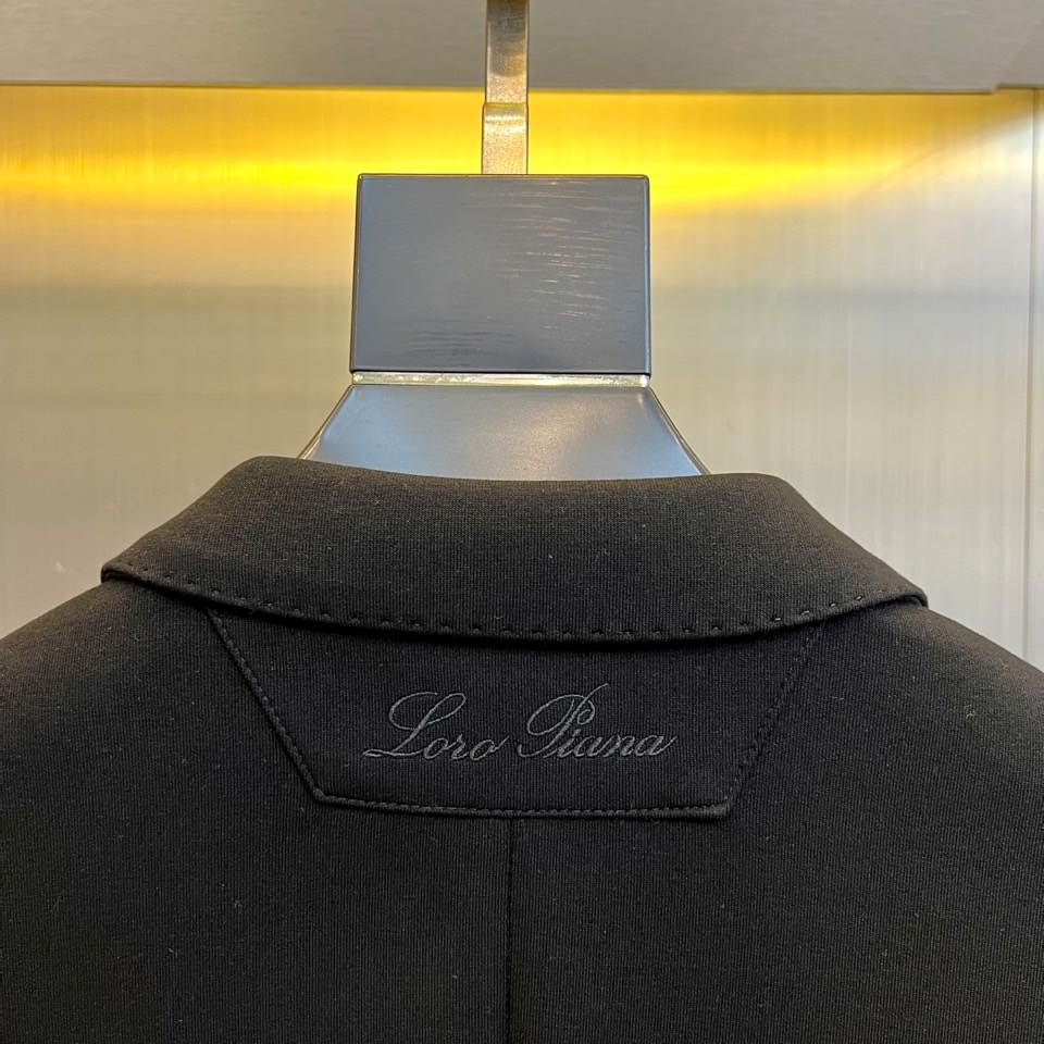 Bur巴宝莉、25FW秋冬新品羊毛西服。22.5%羊毛15%尼龙，38%丙烯酸纤维 24.5%聚酯纤维，