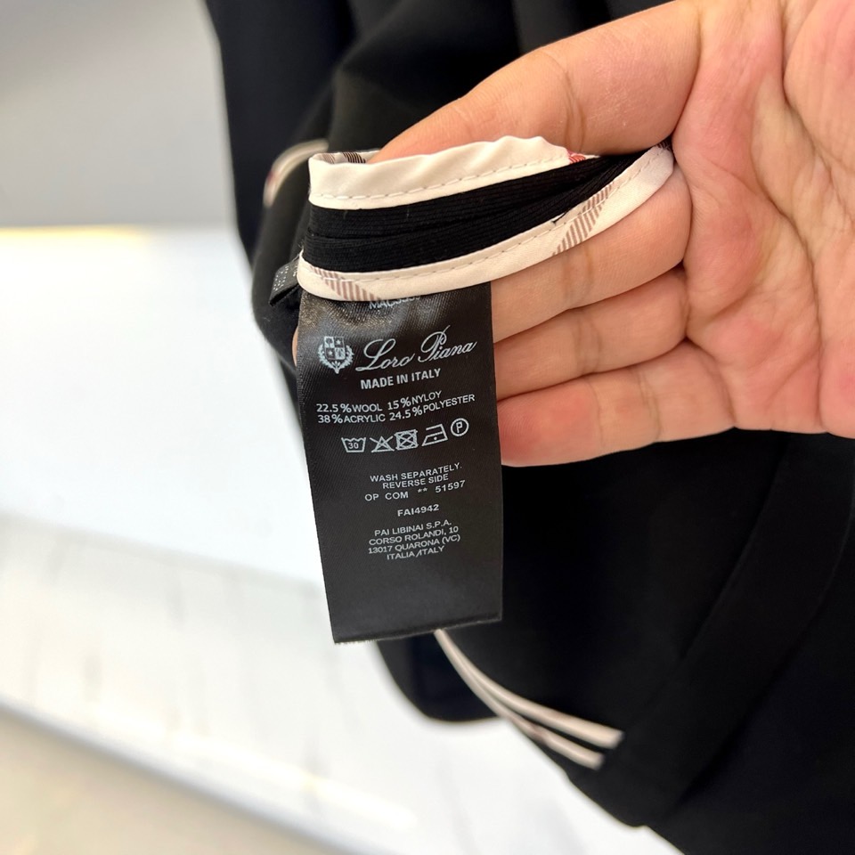 Bur巴宝莉、25FW秋冬新品羊毛西服。22.5%羊毛15%尼龙，38%丙烯酸纤维 24.5%聚酯纤维，