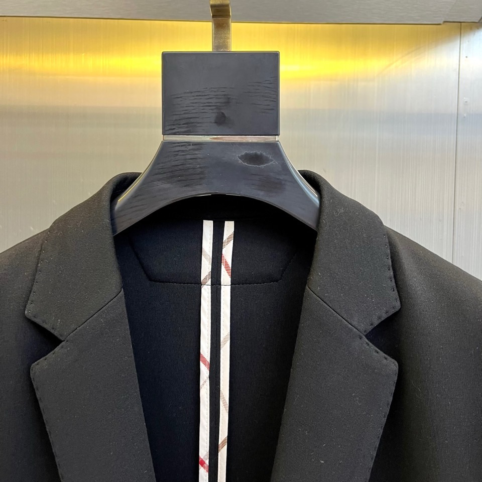 Bur巴宝莉、25FW秋冬新品羊毛西服。22.5%羊毛15%尼龙，38%丙烯酸纤维 24.5%聚酯纤维，