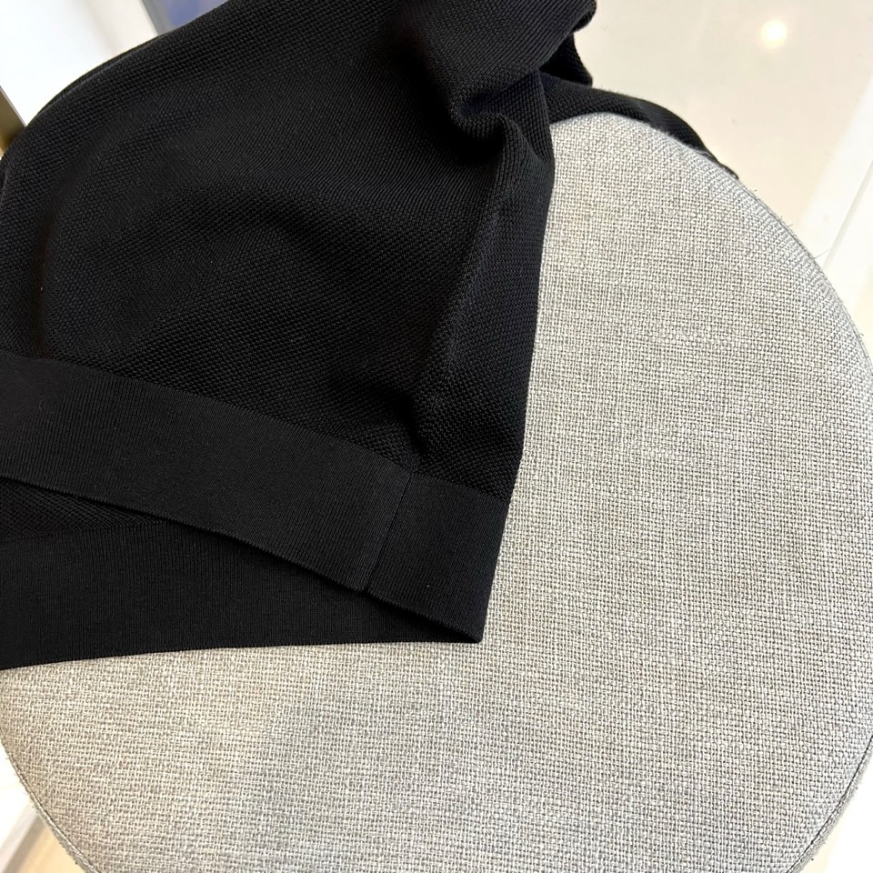 Zegna杰尼亚、2025秋冬新款简约商务休闲无扣翻领长袖男士针织POLO衫。海鸥领的设计理念打破传统固