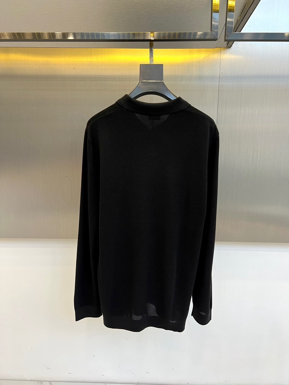 Zegna杰尼亚、2025秋冬新款简约商务休闲无扣翻领长袖男士针织POLO衫。海鸥领的设计理念打破传统固