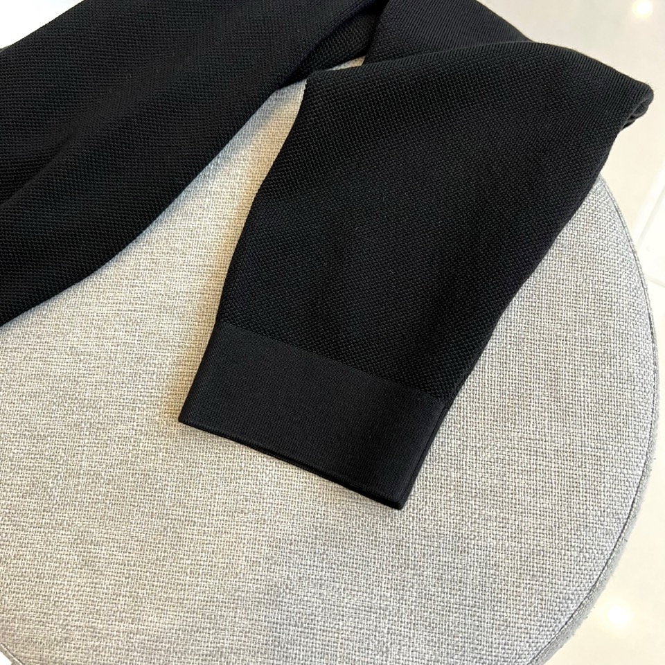 Zegna杰尼亚、2025秋冬新款简约商务休闲无扣翻领长袖男士针织POLO衫。海鸥领的设计理念打破传统固