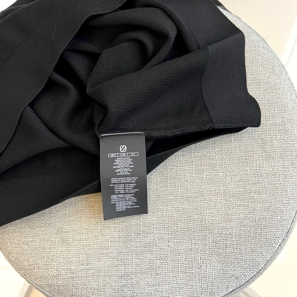 Zegna杰尼亚、2025秋冬新款简约商务休闲无扣翻领长袖男士针织POLO衫。海鸥领的设计理念打破传统固