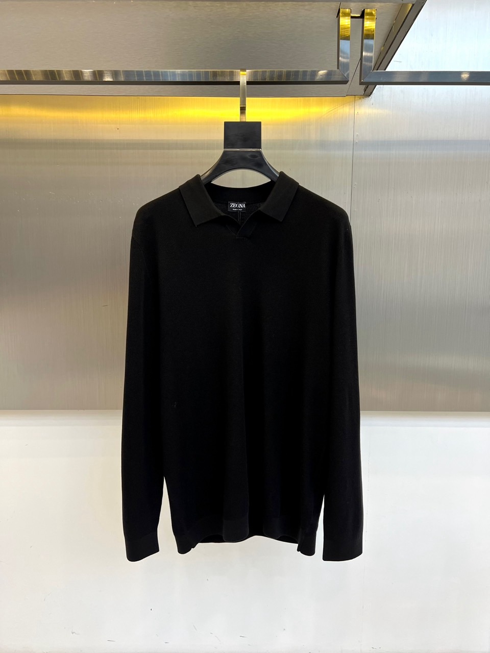 Zegna杰尼亚、2025秋冬新款简约商务休闲无扣翻领长袖男士针织POLO衫。海鸥领的设计理念打破传统固