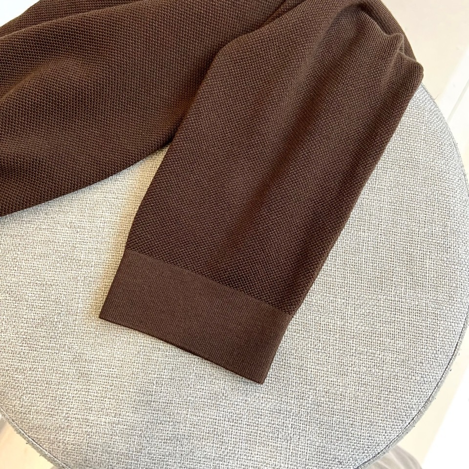 Zegna杰尼亚、2025秋冬新款简约商务休闲无扣翻领长袖男士针织POLO衫。海鸥领的设计理念打破传统固