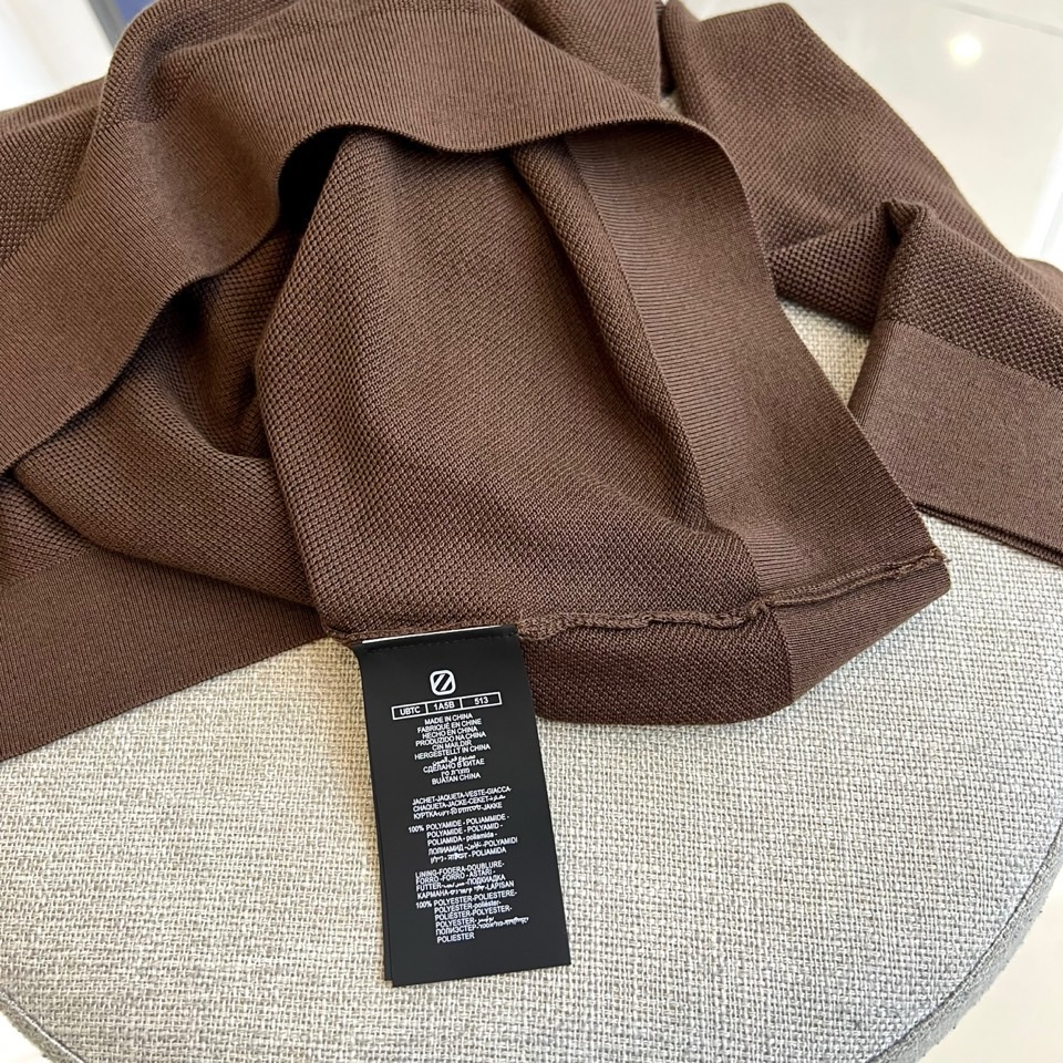 Zegna杰尼亚、2025秋冬新款简约商务休闲无扣翻领长袖男士针织POLO衫。海鸥领的设计理念打破传统固