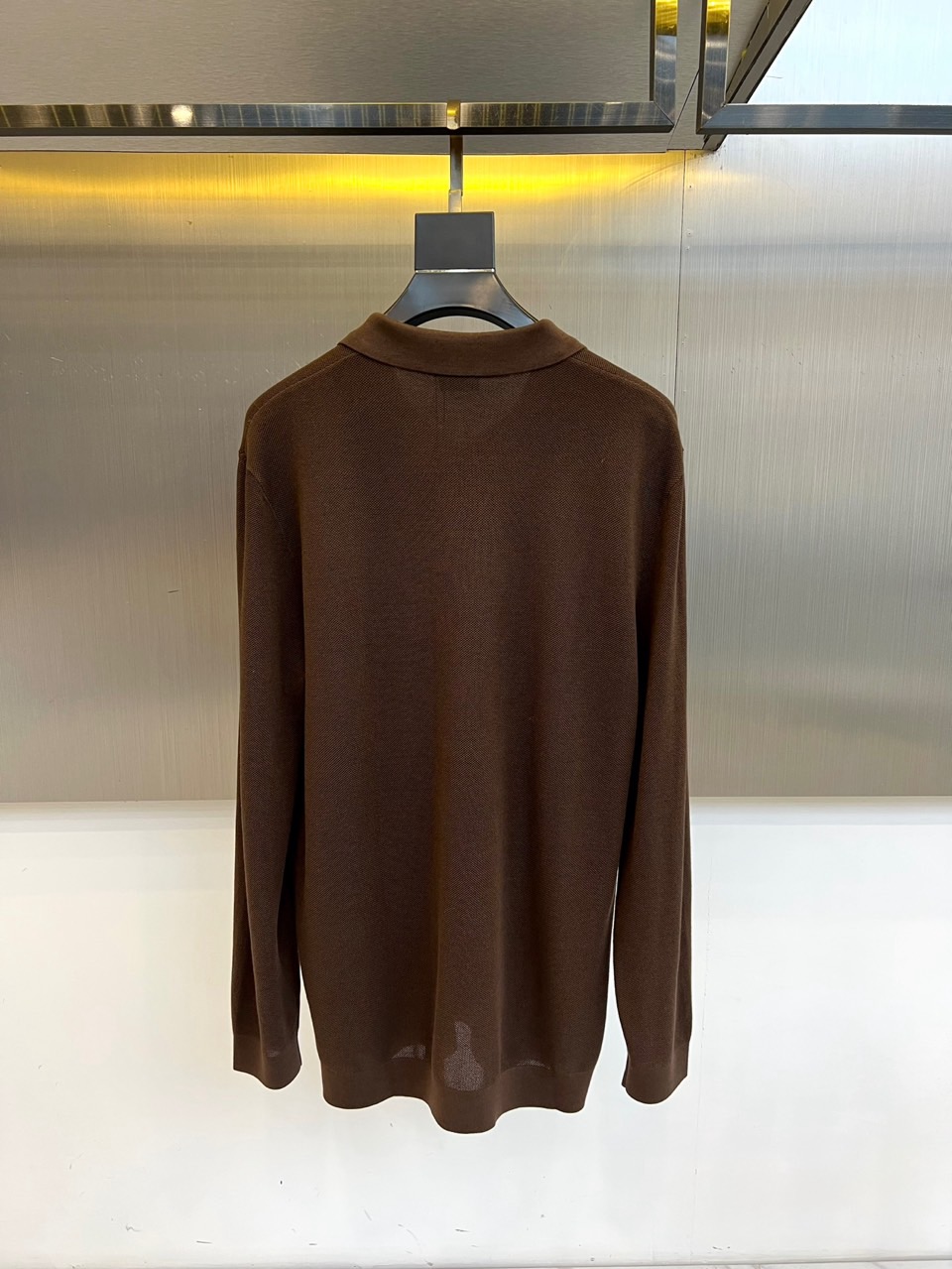 Zegna杰尼亚、2025秋冬新款简约商务休闲无扣翻领长袖男士针织POLO衫。海鸥领的设计理念打破传统固