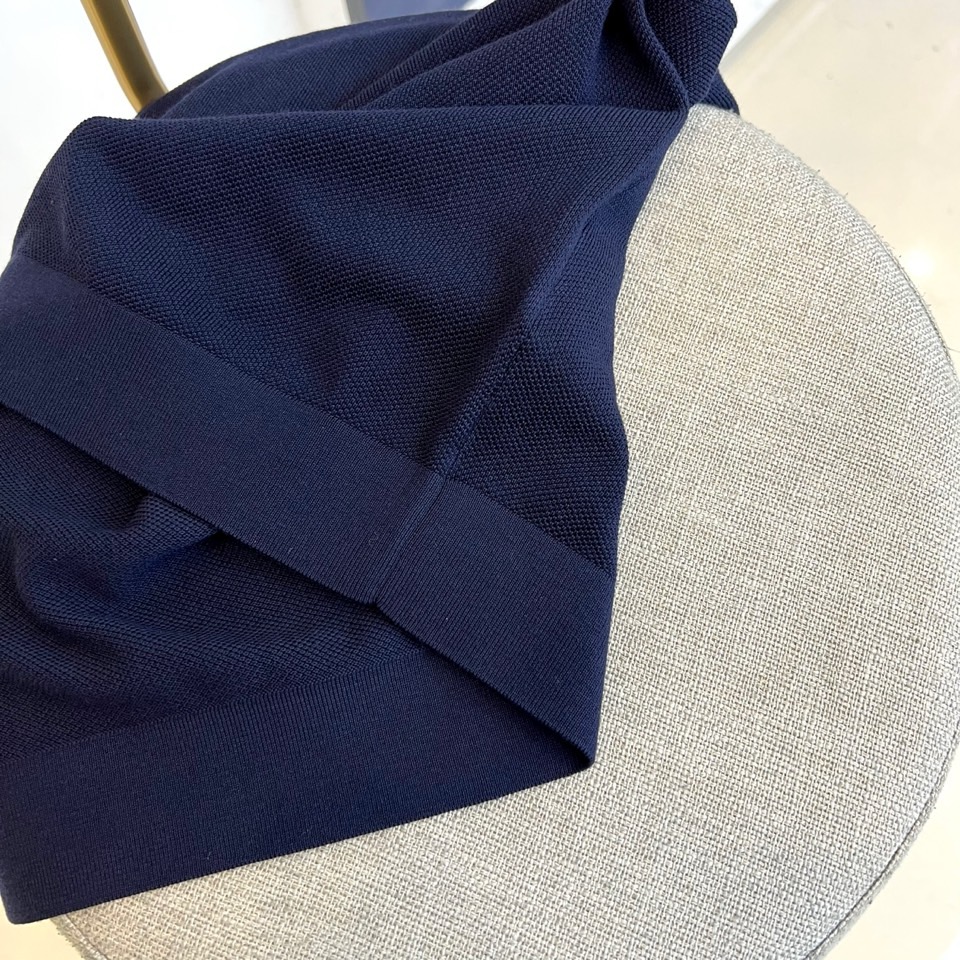 Zegna杰尼亚、2025秋冬新款简约商务休闲无扣翻领长袖男士针织POLO衫。海鸥领的设计理念打破传统固