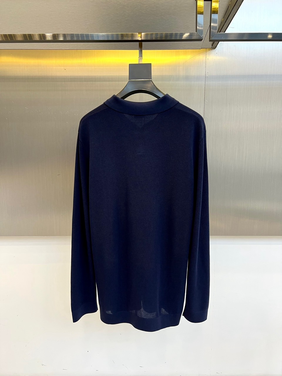 Zegna杰尼亚、2025秋冬新款简约商务休闲无扣翻领长袖男士针织POLO衫。海鸥领的设计理念打破传统固