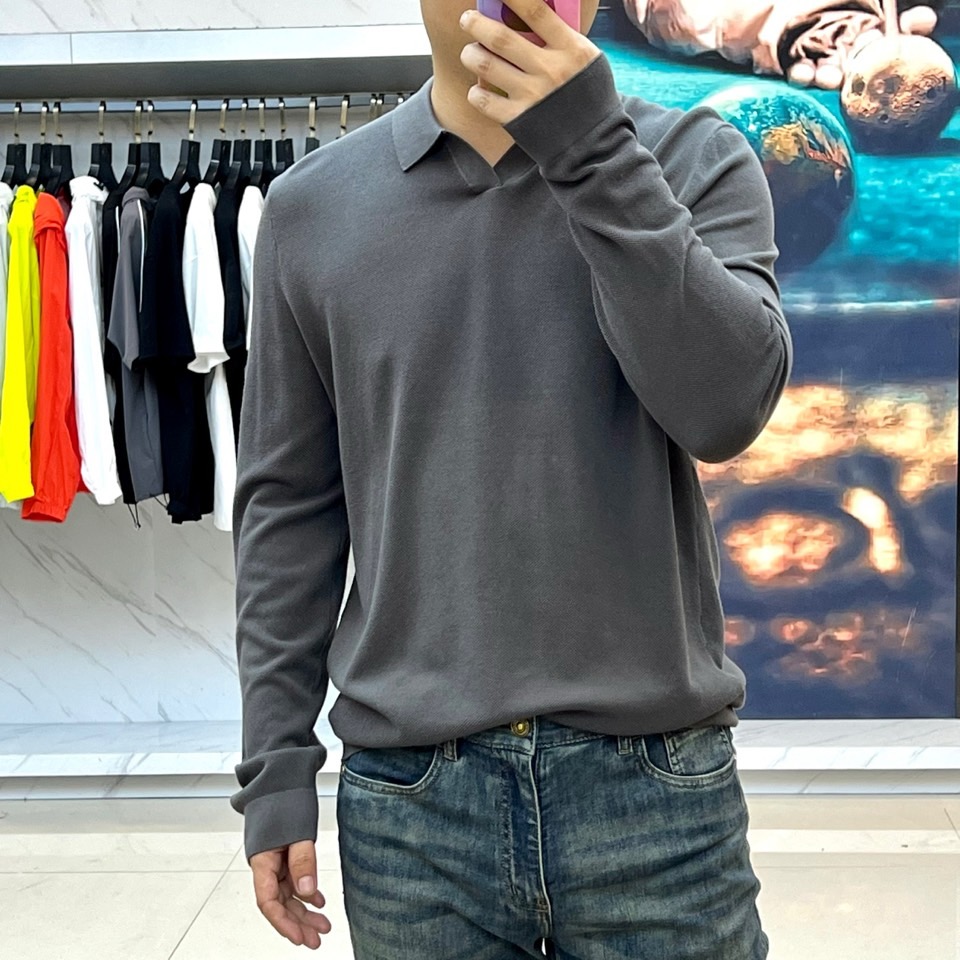 Zegna杰尼亚、2025秋冬新款简约商务休闲无扣翻领长袖男士针织POLO衫。海鸥领的设计理念打破传统固