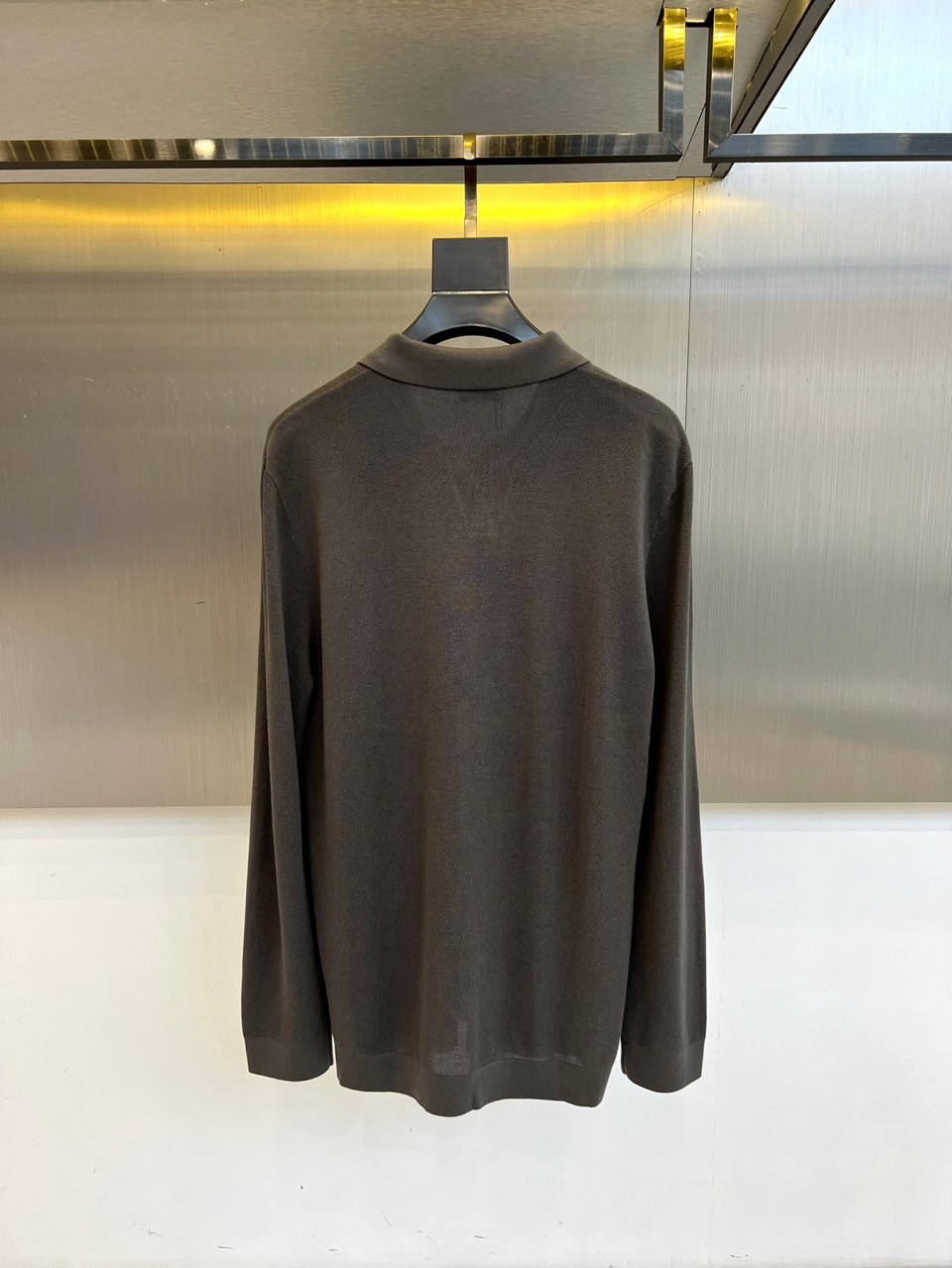 Zegna杰尼亚、2025秋冬新款简约商务休闲无扣翻领长袖男士针织POLO衫。海鸥领的设计理念打破传统固