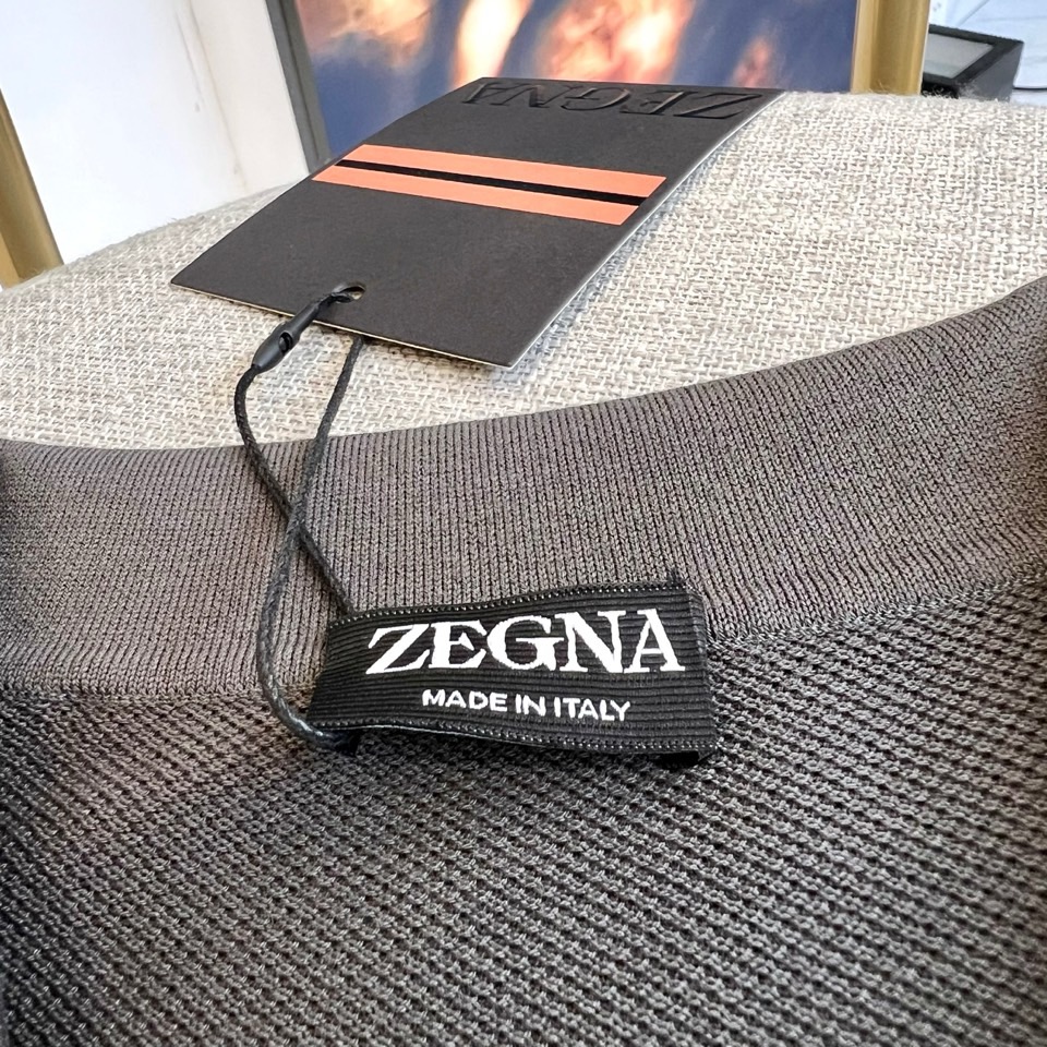 Zegna杰尼亚、2025秋冬新款简约商务休闲无扣翻领长袖男士针织POLO衫。海鸥领的设计理念打破传统固