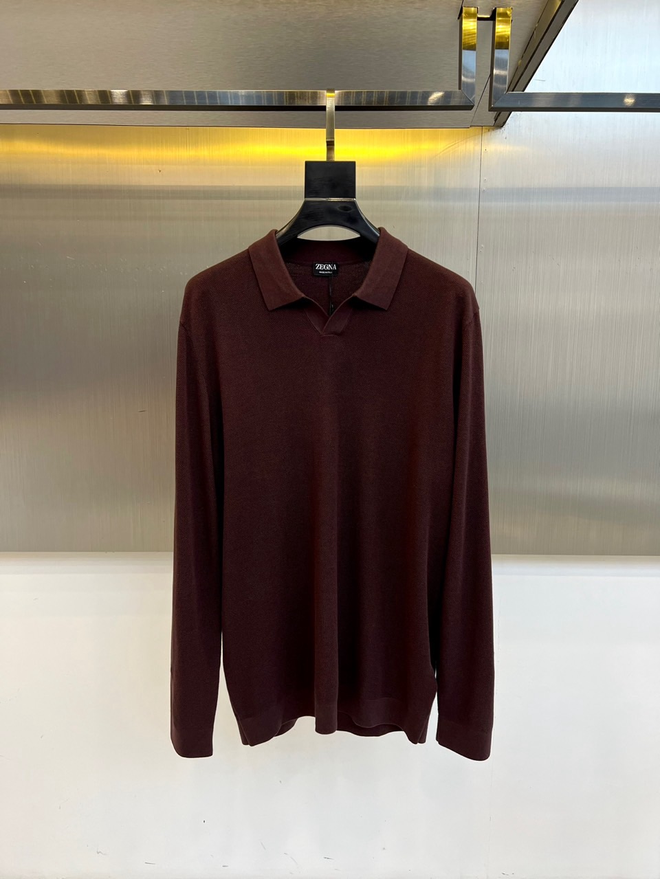 Zegna杰尼亚、2025秋冬新款简约商务休闲无扣翻领长袖男士针织POLO衫。海鸥领的设计理念打破传统固