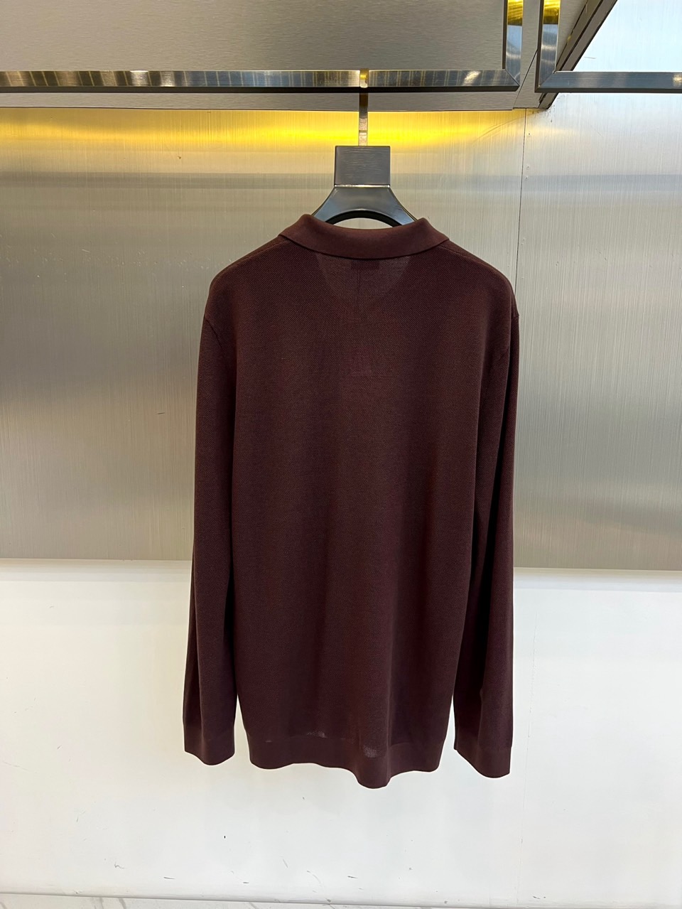 Zegna杰尼亚、2025秋冬新款简约商务休闲无扣翻领长袖男士针织POLO衫。海鸥领的设计理念打破传统固