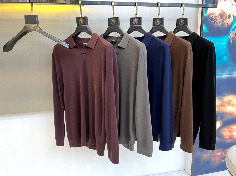 Zegna杰尼亚、2025秋冬新款简约商务休闲无扣翻领长袖男士针织POLO衫。海鸥领的设计理念打破传统固