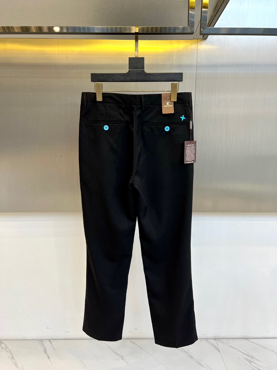 1v、2025秋冬新品发售商务休闲长裤。当经典与匠心相遇，每一处细节皆成为风格的注脚。这款灰色直筒长裤以