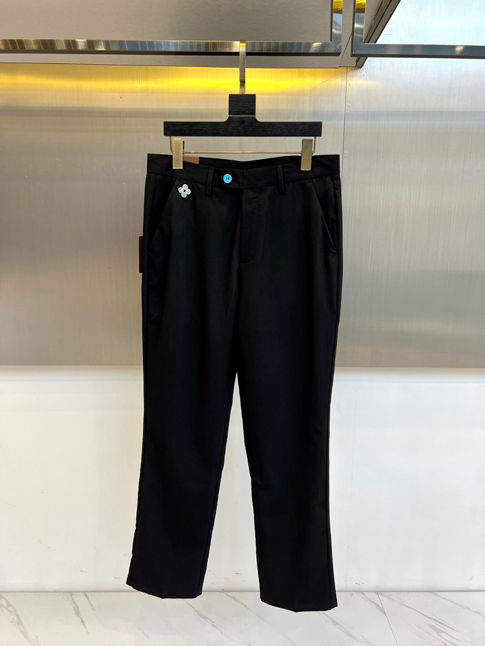 1v、2025秋冬新品发售商务休闲长裤。当经典与匠心相遇，每一处细节皆成为风格的注脚。这款灰色直筒长裤以