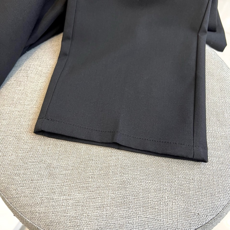 1v、2025秋冬新品发售商务休闲长裤。当经典与匠心相遇，每一处细节皆成为风格的注脚。这款灰色直筒长裤以