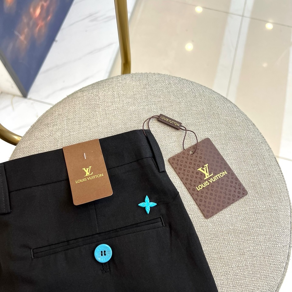 1v、2025秋冬新品发售商务休闲长裤。当经典与匠心相遇，每一处细节皆成为风格的注脚。这款灰色直筒长裤以