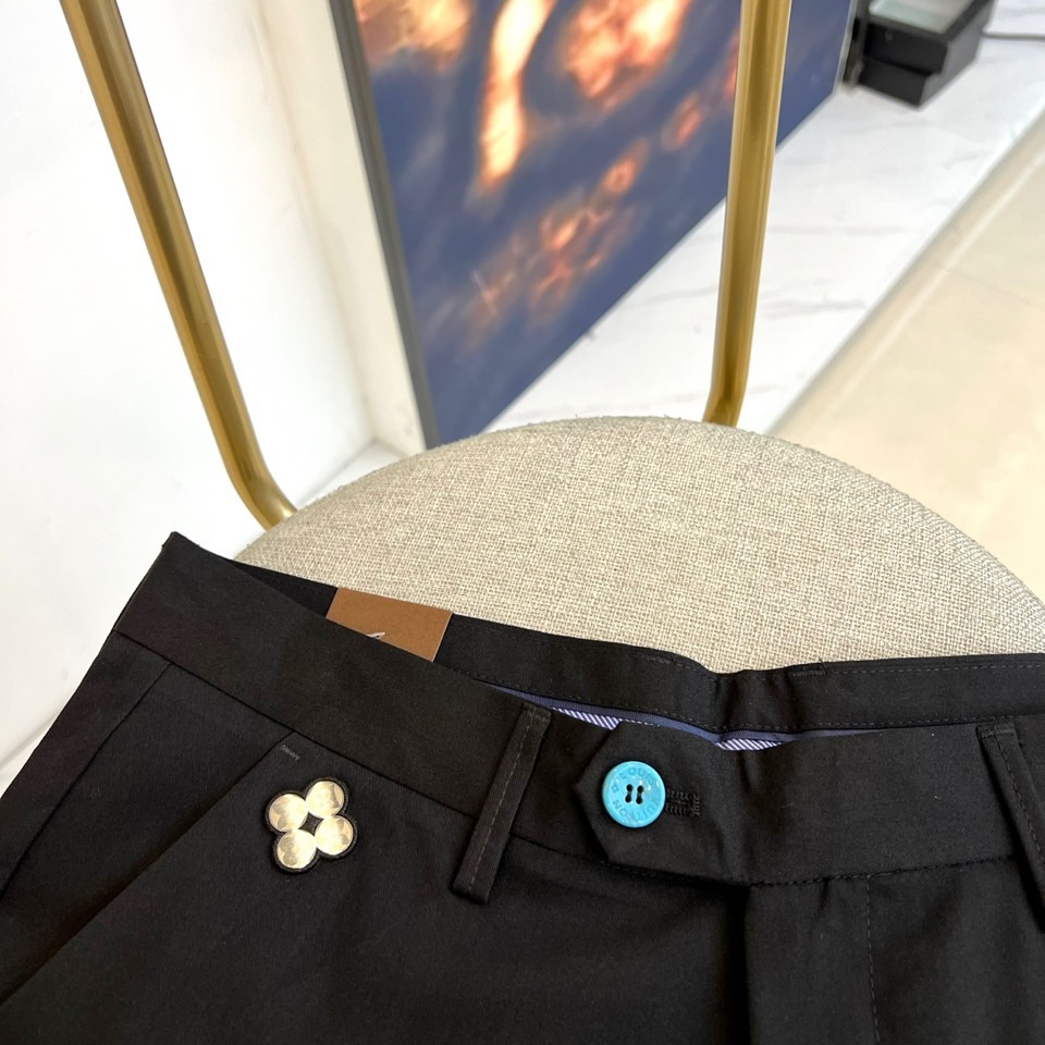 1v、2025秋冬新品发售商务休闲长裤。当经典与匠心相遇，每一处细节皆成为风格的注脚。这款灰色直筒长裤以