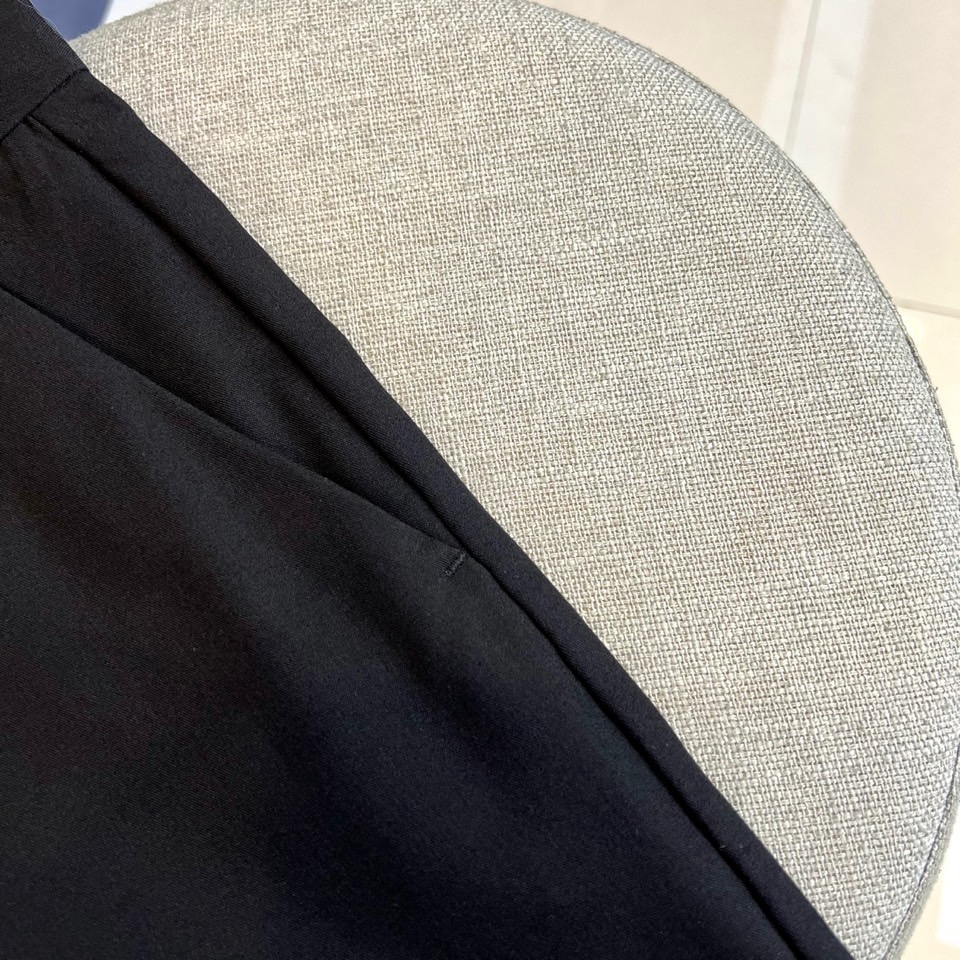 1v、2025秋冬新品发售商务休闲长裤。当经典与匠心相遇，每一处细节皆成为风格的注脚。这款灰色直筒长裤以