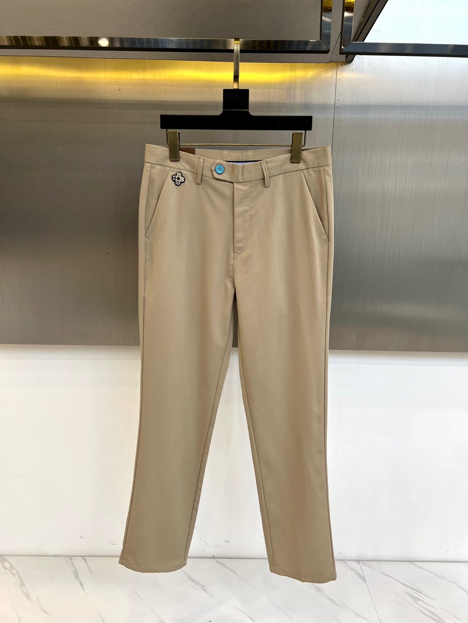 1v、2025秋冬新品发售商务休闲长裤。当经典与匠心相遇，每一处细节皆成为风格的注脚。这款灰色直筒长裤以