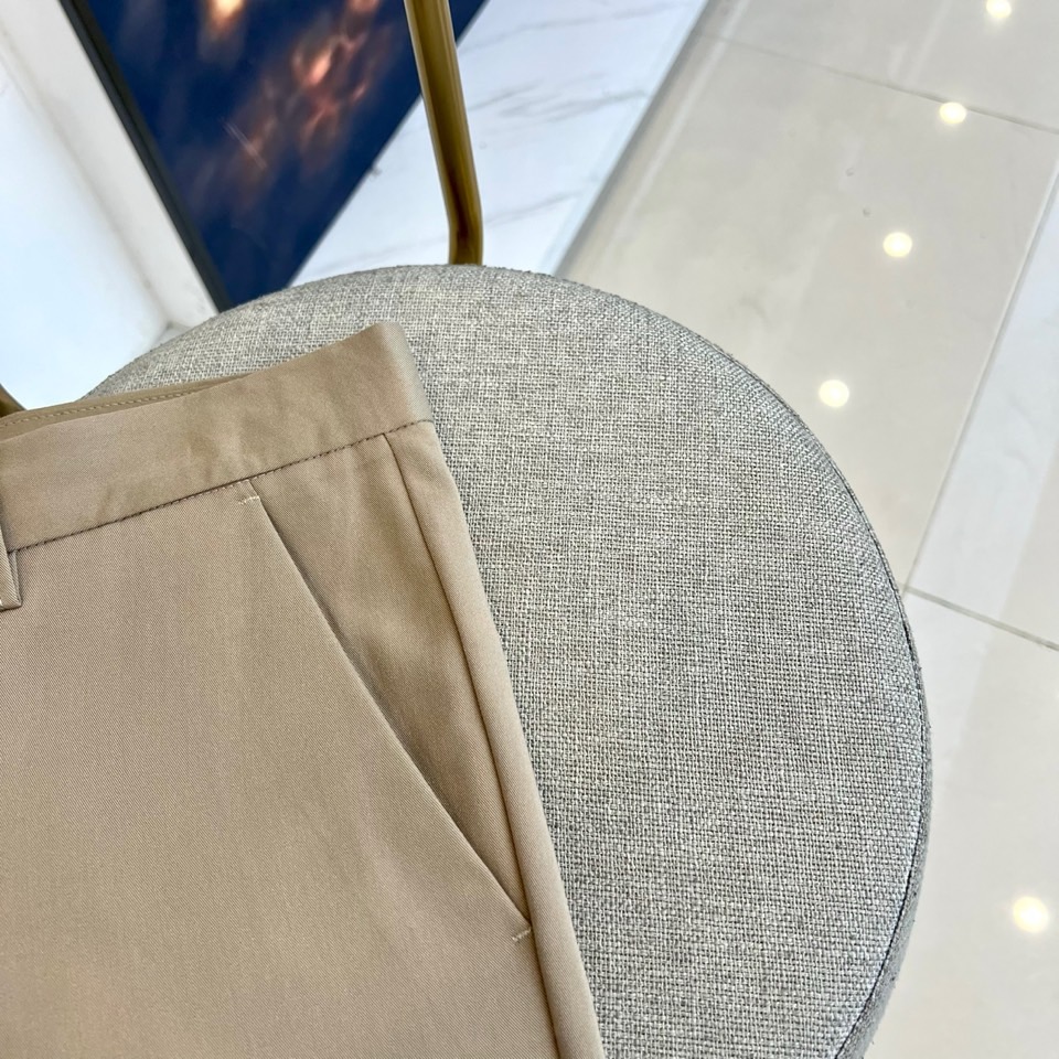 1v、2025秋冬新品发售商务休闲长裤。当经典与匠心相遇，每一处细节皆成为风格的注脚。这款灰色直筒长裤以