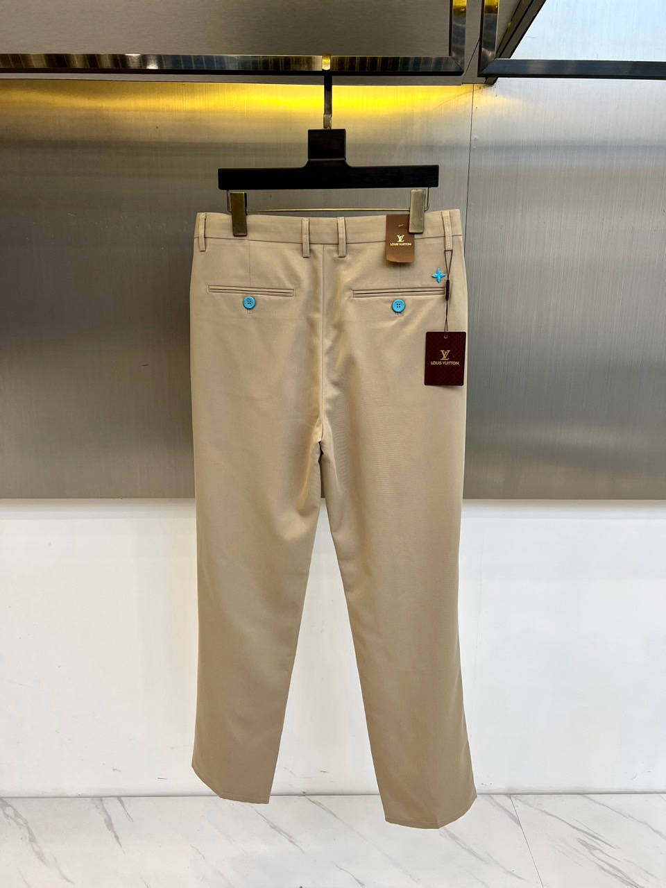 1v、2025秋冬新品发售商务休闲长裤。当经典与匠心相遇，每一处细节皆成为风格的注脚。这款灰色直筒长裤以