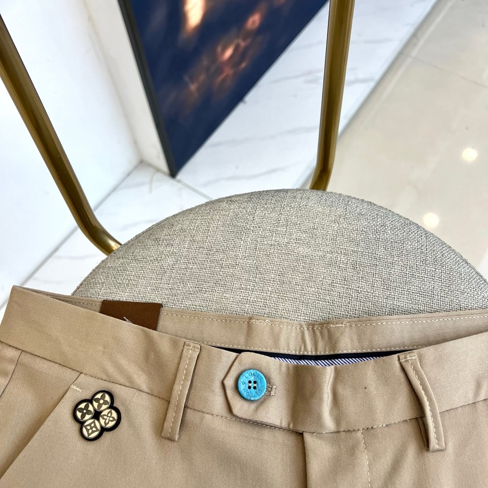 1v、2025秋冬新品发售商务休闲长裤。当经典与匠心相遇，每一处细节皆成为风格的注脚。这款灰色直筒长裤以