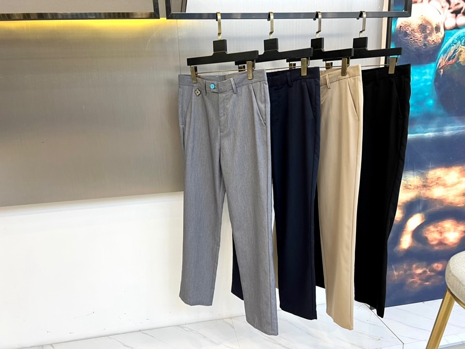 1v、2025秋冬新品发售商务休闲长裤。当经典与匠心相遇，每一处细节皆成为风格的注脚。这款灰色直筒长裤以