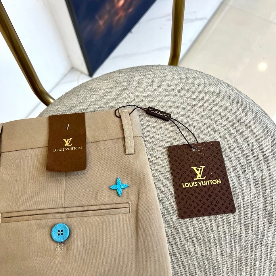 1v、2025秋冬新品发售商务休闲长裤。当经典与匠心相遇，每一处细节皆成为风格的注脚。这款灰色直筒长裤以