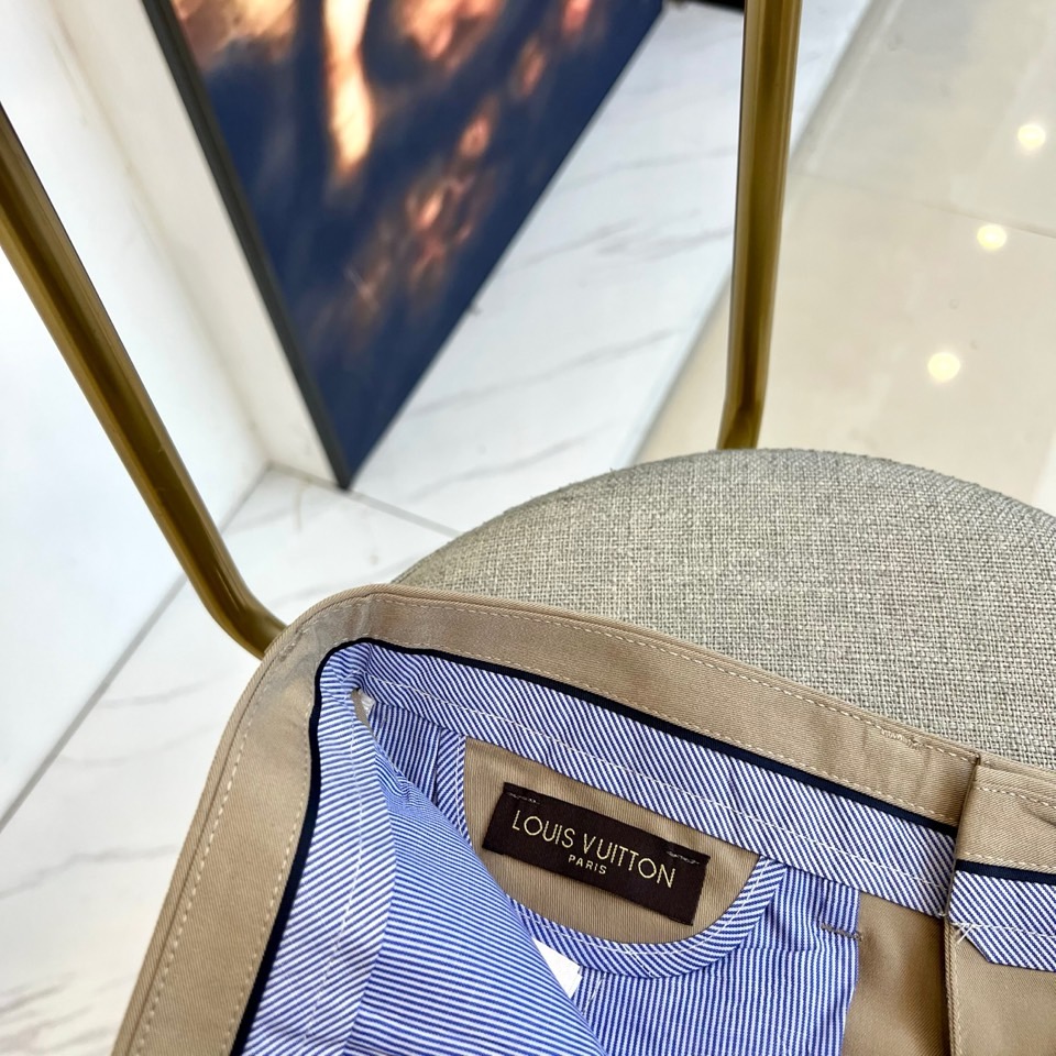 1v、2025秋冬新品发售商务休闲长裤。当经典与匠心相遇，每一处细节皆成为风格的注脚。这款灰色直筒长裤以