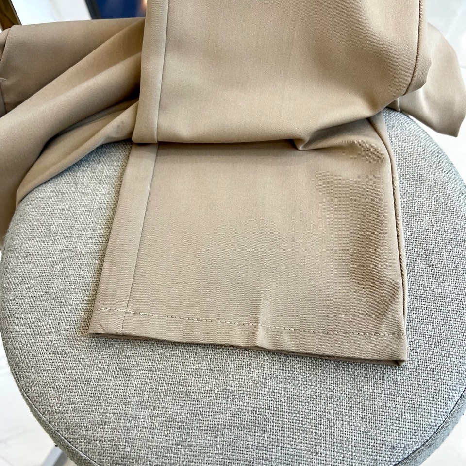 1v、2025秋冬新品发售商务休闲长裤。当经典与匠心相遇，每一处细节皆成为风格的注脚。这款灰色直筒长裤以