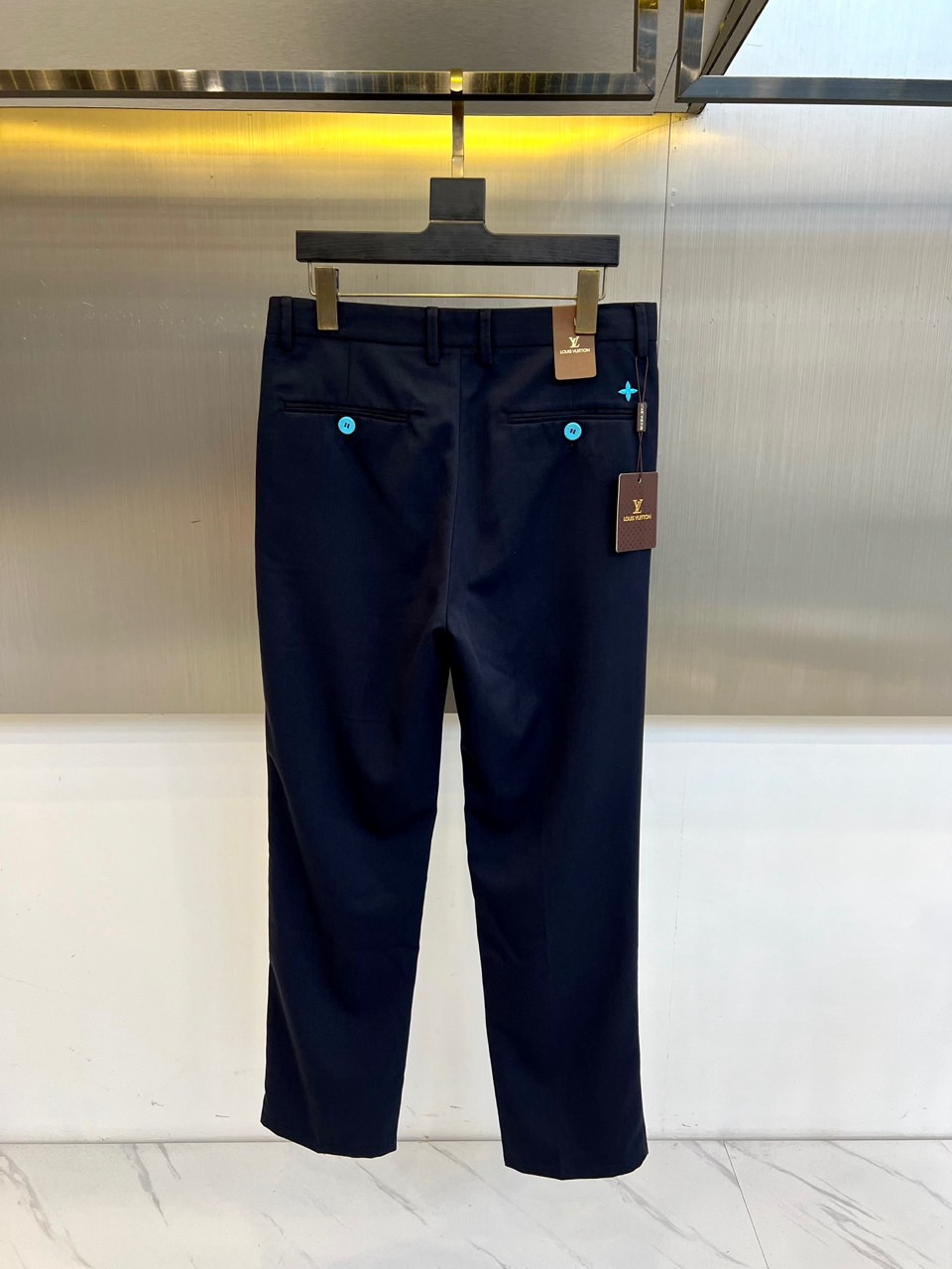 1v、2025秋冬新品发售商务休闲长裤。当经典与匠心相遇，每一处细节皆成为风格的注脚。这款灰色直筒长裤以