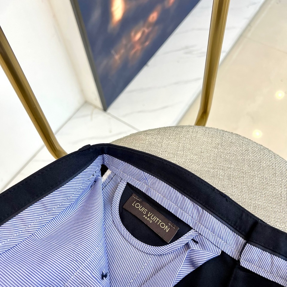 1v、2025秋冬新品发售商务休闲长裤。当经典与匠心相遇，每一处细节皆成为风格的注脚。这款灰色直筒长裤以