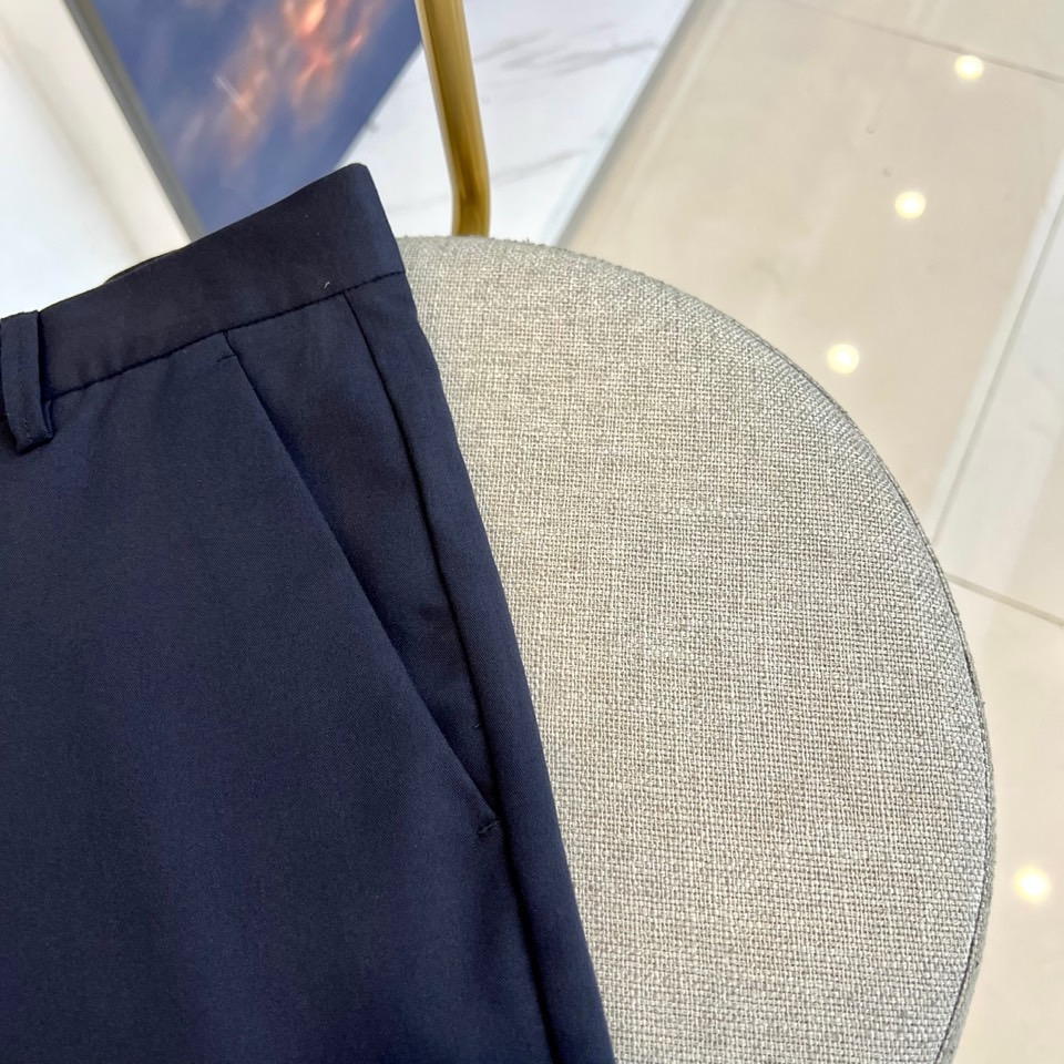 1v、2025秋冬新品发售商务休闲长裤。当经典与匠心相遇，每一处细节皆成为风格的注脚。这款灰色直筒长裤以