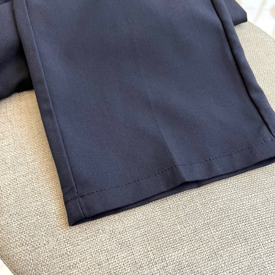 1v、2025秋冬新品发售商务休闲长裤。当经典与匠心相遇，每一处细节皆成为风格的注脚。这款灰色直筒长裤以